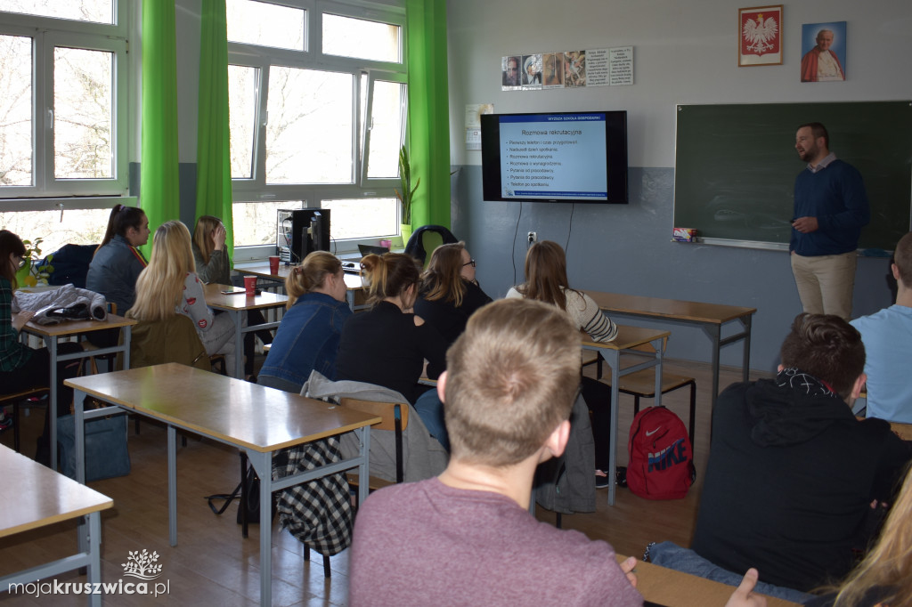 Uczniowie na warsztatach z zakresu doradztwa personalnego