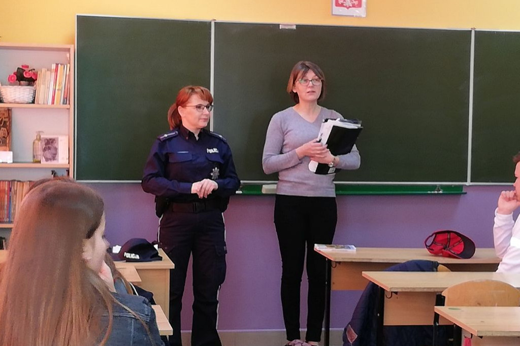Policjantka z wizytą w szkołach