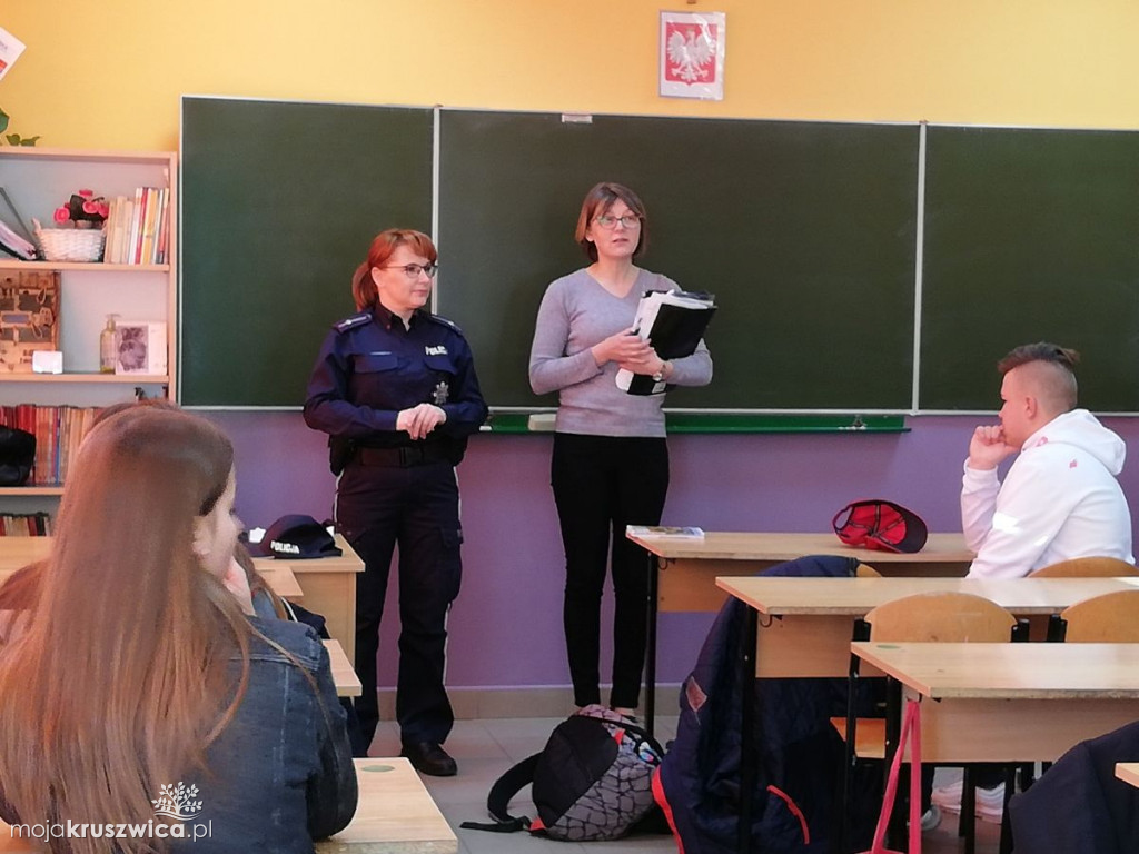 Policjantka z wizytą w szkołach
