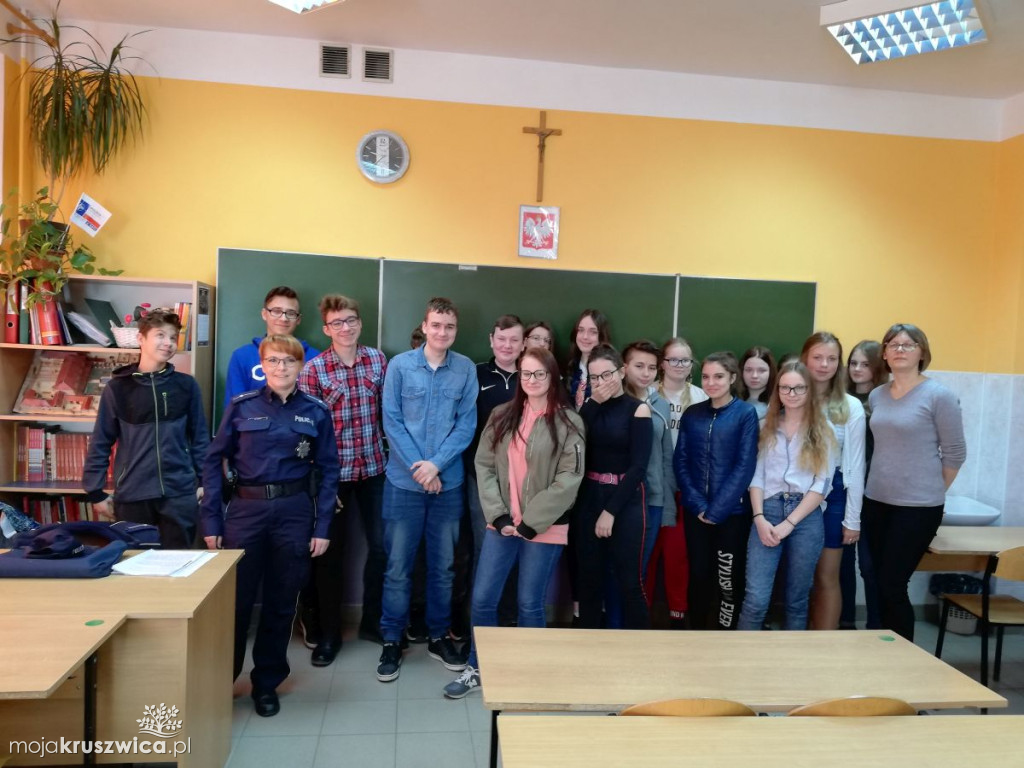 Policjantka z wizytą w szkołach