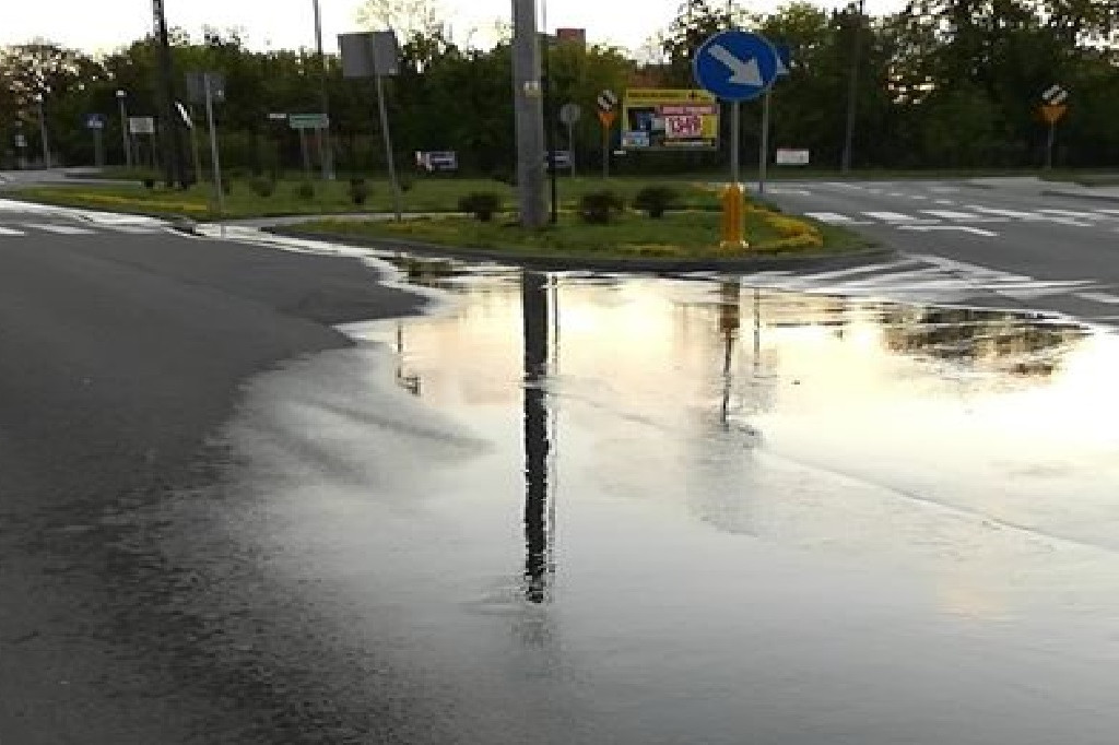 Awaria rury na Wiejskiej