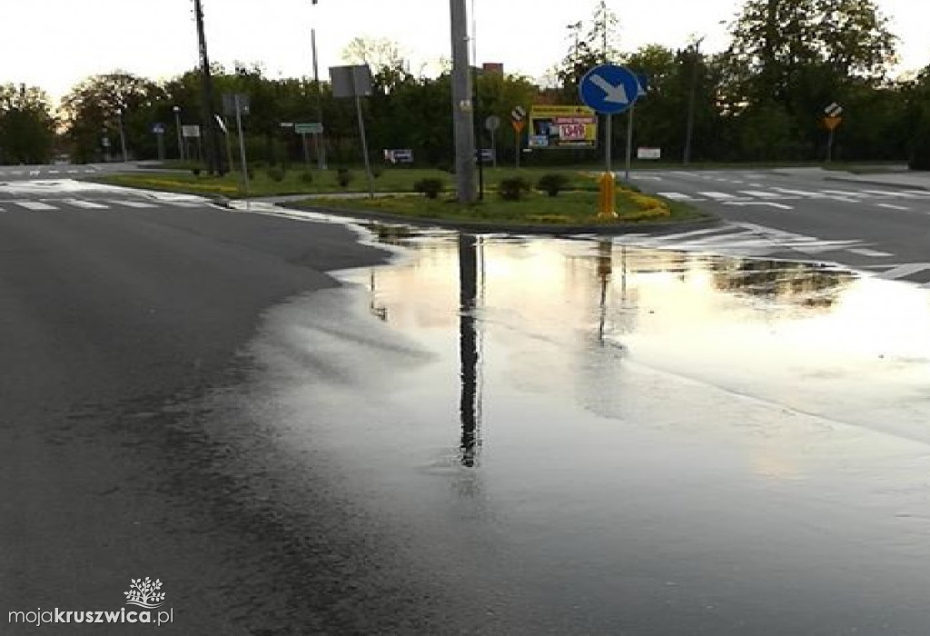 Awaria rury na Wiejskiej