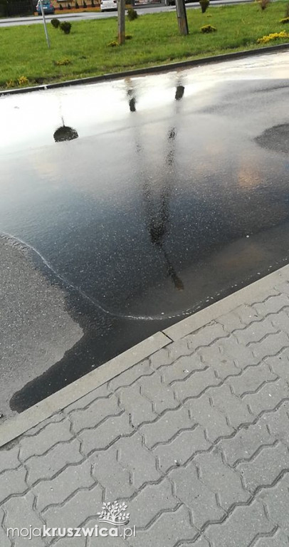 Awaria rury na Wiejskiej