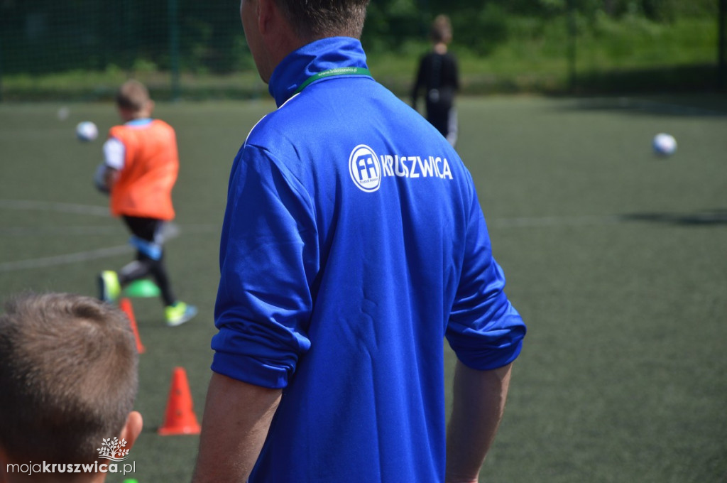 Młodzi zawodnicy trenują w piłkarskim ośrodku
