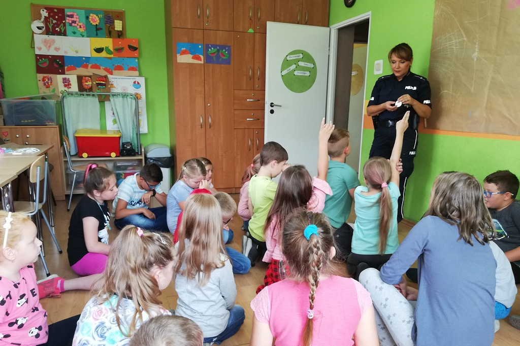 Kruszwiccy policjanci rozmawiają z najmłodszymi o bezpieczeństwie