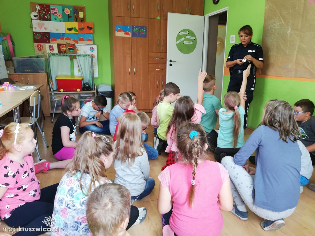 Kruszwiccy policjanci rozmawiają z najmłodszymi o bezpieczeństwie