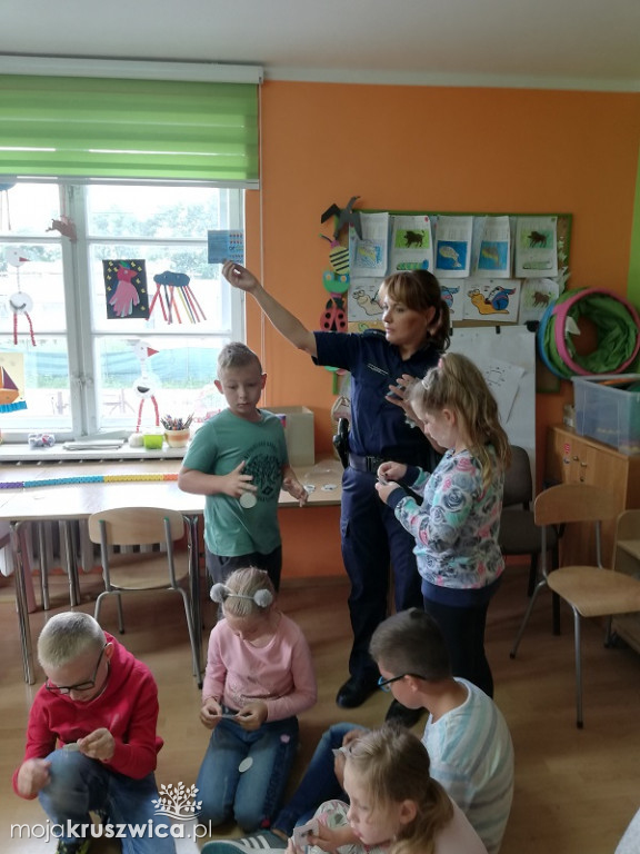Kruszwiccy policjanci rozmawiają z najmłodszymi o bezpieczeństwie