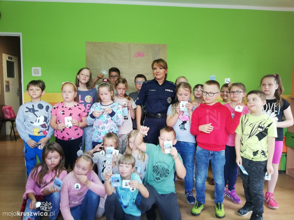 Kruszwiccy policjanci rozmawiają z najmłodszymi o bezpieczeństwie