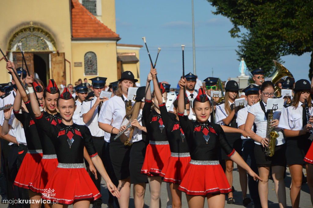 Występ mażoretki