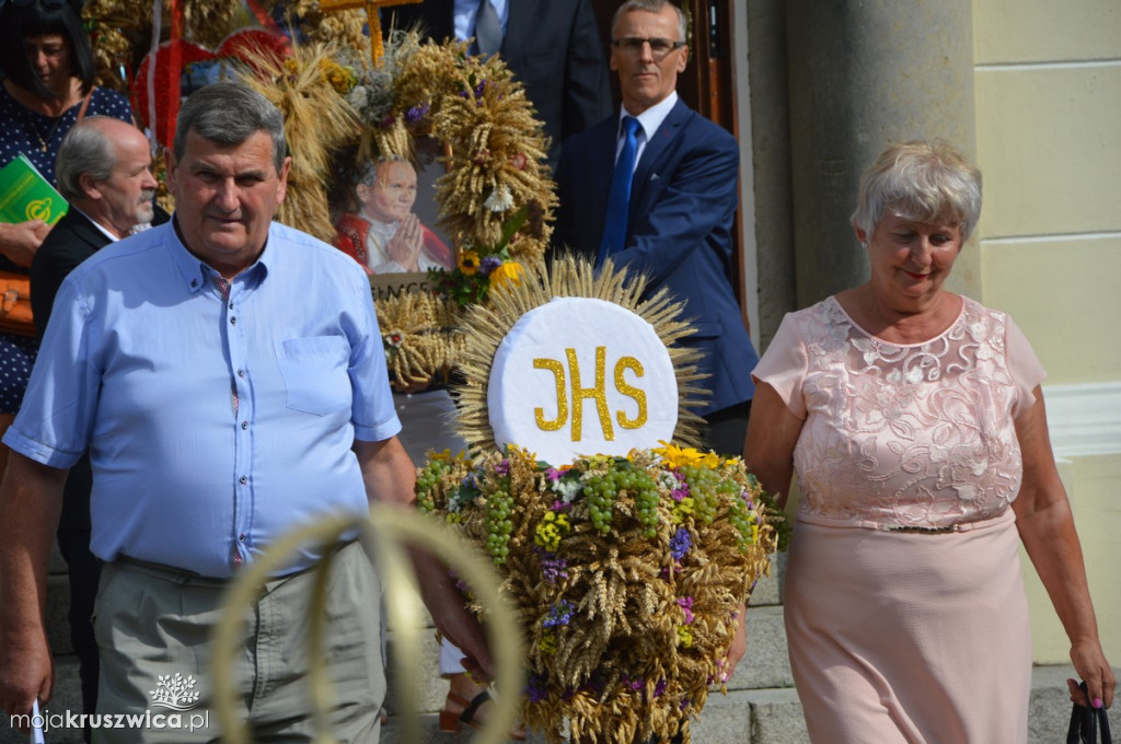 Barwny korowód dożynkowy