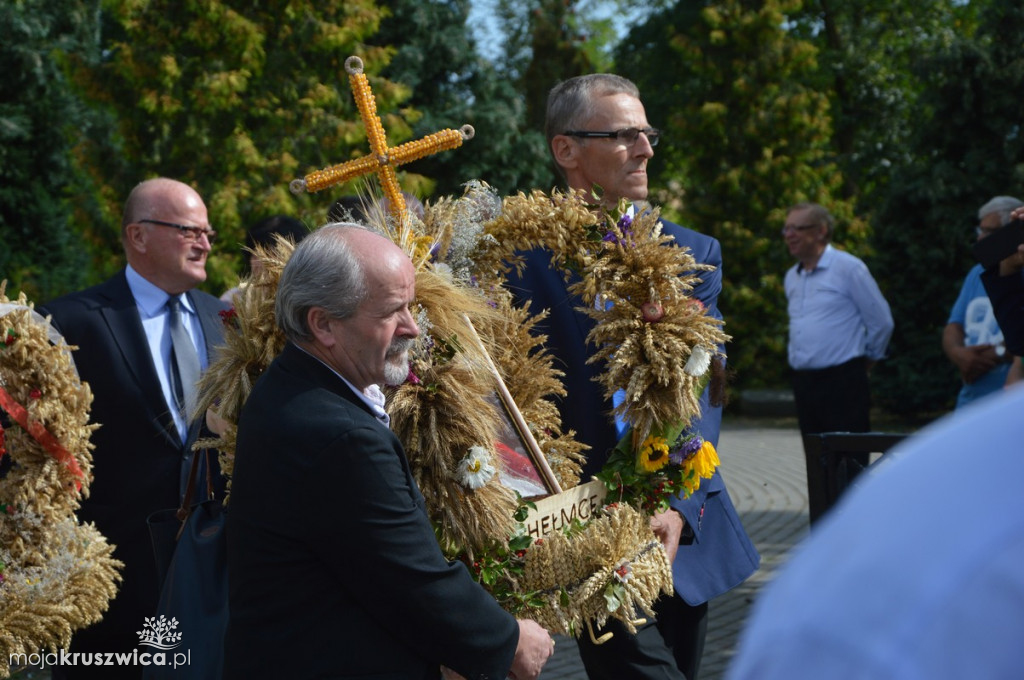 Barwny korowód dożynkowy