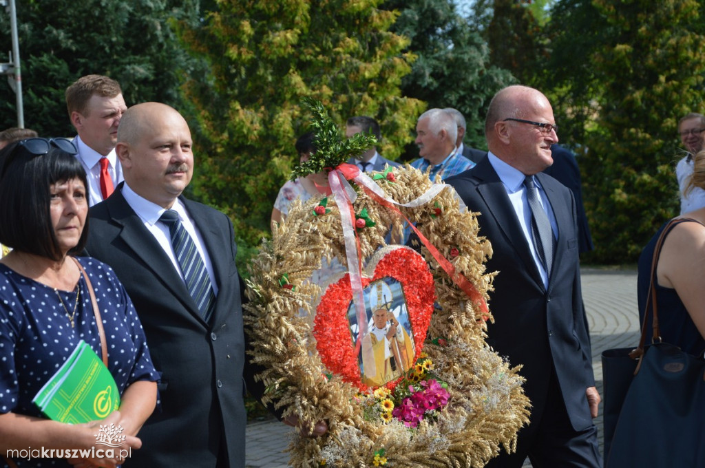 Barwny korowód dożynkowy
