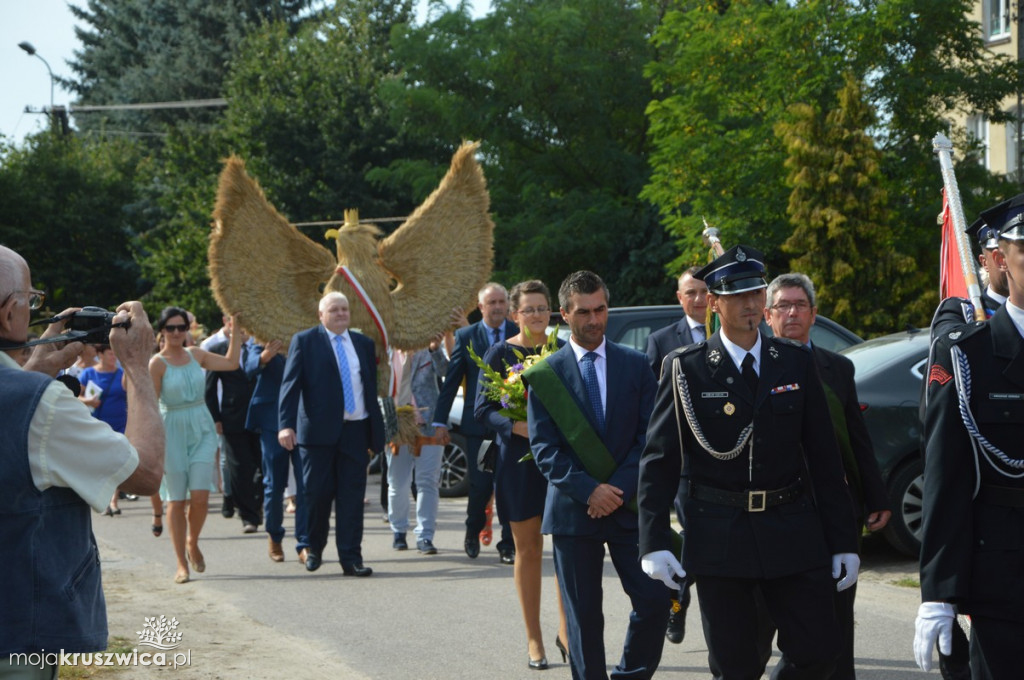 Barwny korowód dożynkowy