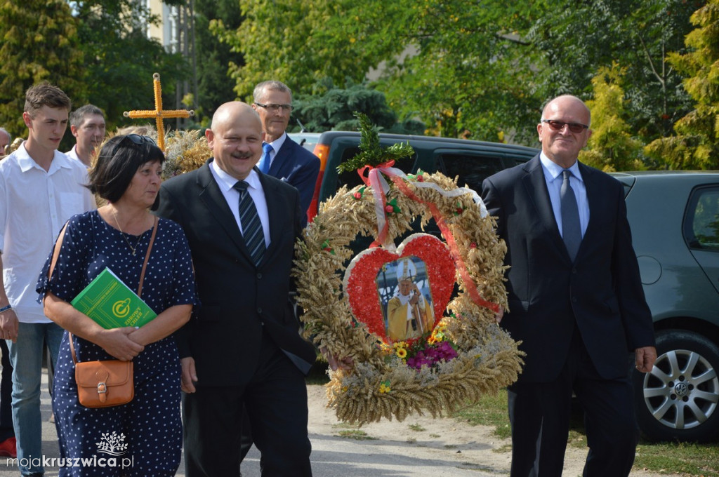 Barwny korowód dożynkowy