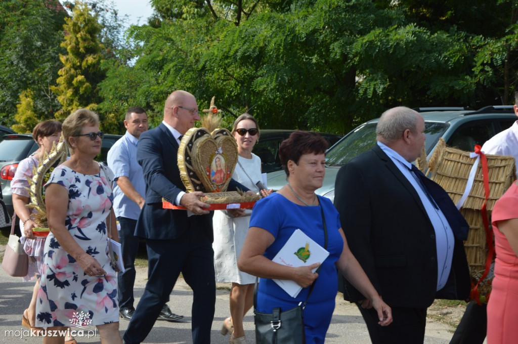 Barwny korowód dożynkowy