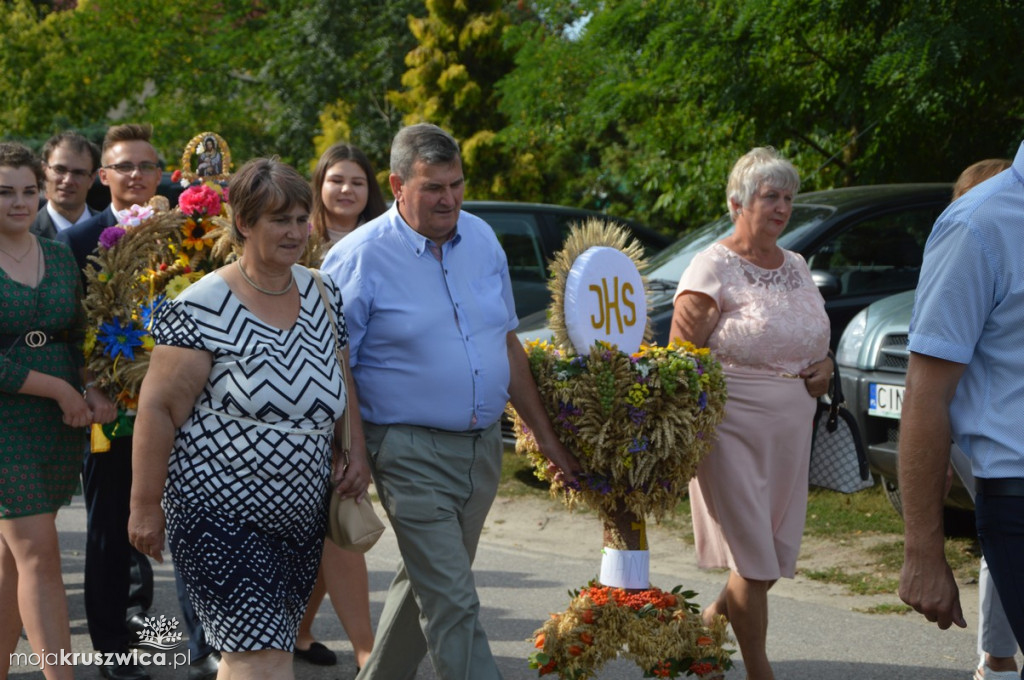 Barwny korowód dożynkowy