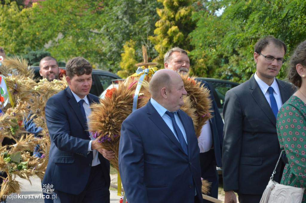 Barwny korowód dożynkowy
