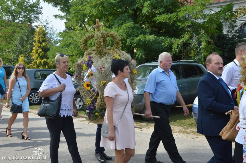 Barwny korowód dożynkowy