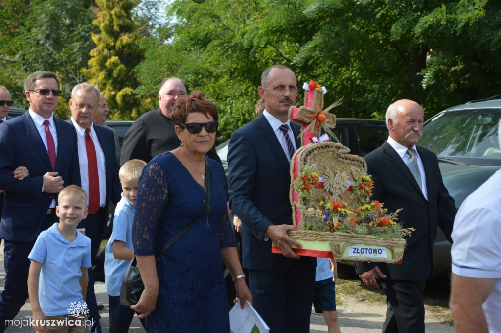 Barwny korowód dożynkowy