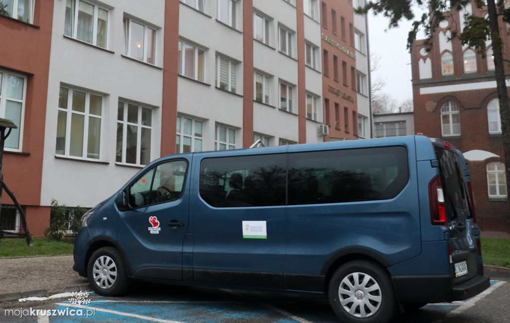 Przekazanie samochodu dla DPS Tarnówek