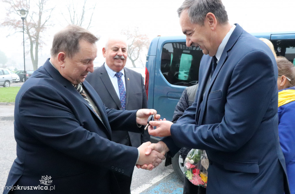 Przekazanie samochodu dla DPS Tarnówek