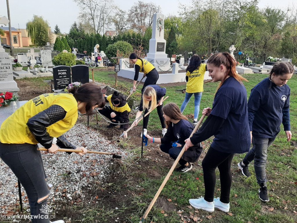 Porządkowali groby na cmentarzu