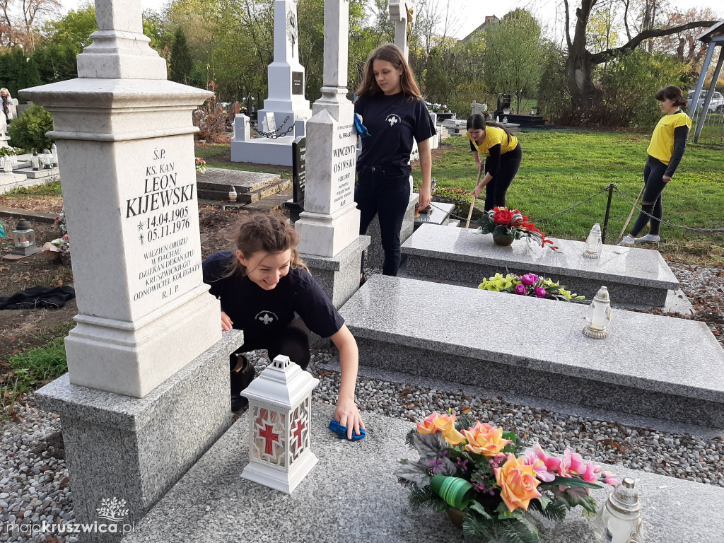 Porządkowali groby na cmentarzu