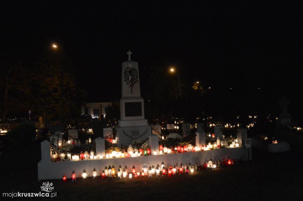 Kruszwicki cmentarz nocą