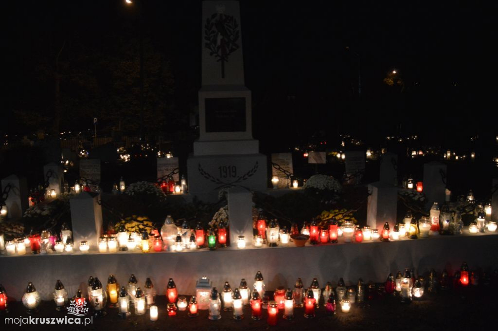 Kruszwicki cmentarz nocą