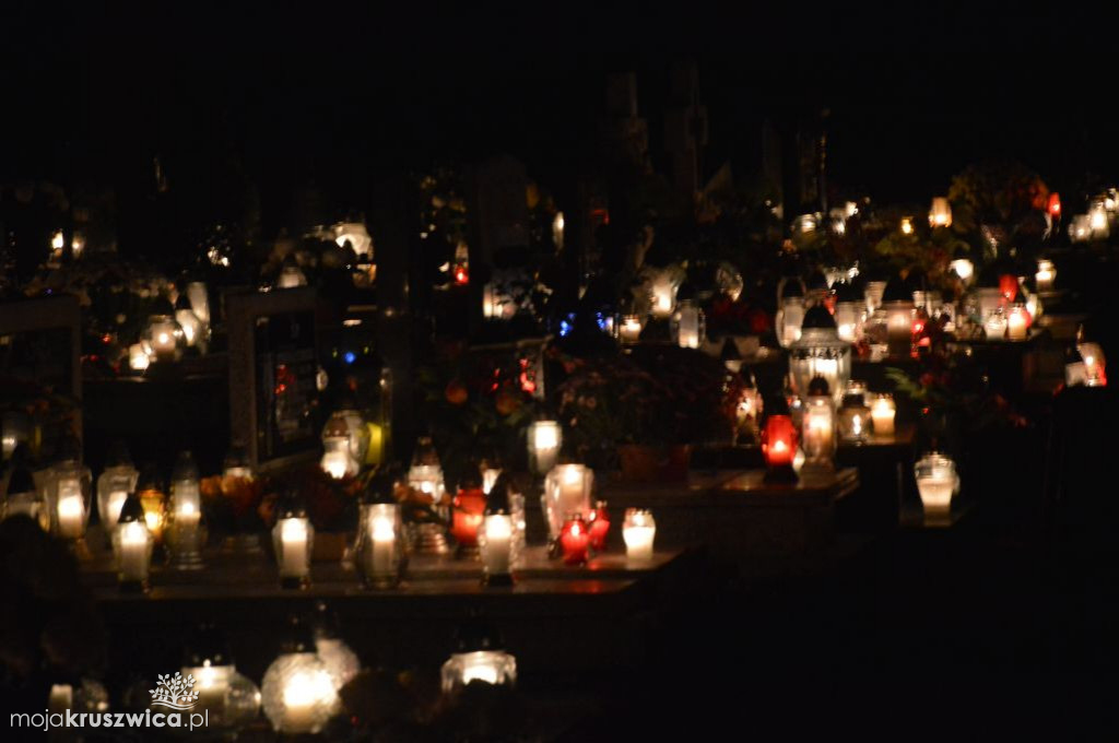 Kruszwicki cmentarz nocą
