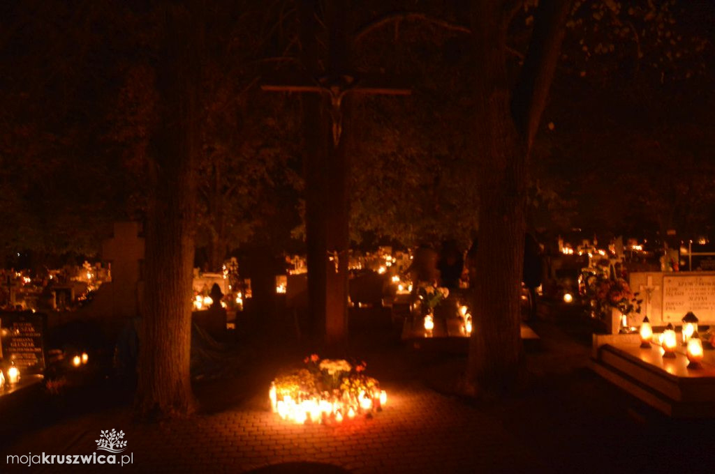 Kruszwicki cmentarz nocą