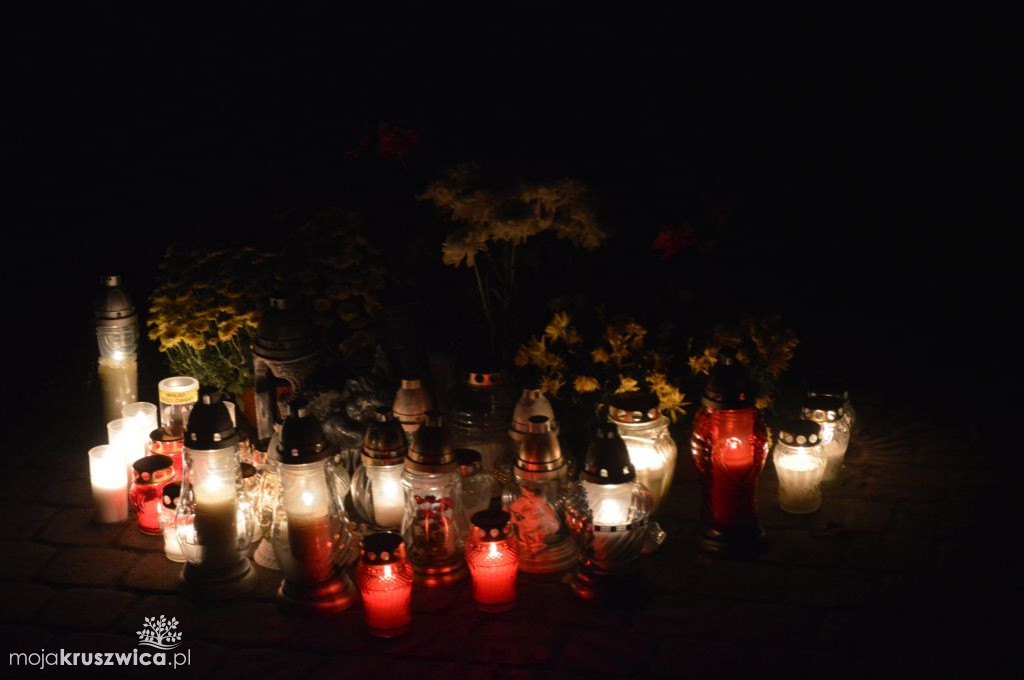 Kruszwicki cmentarz nocą