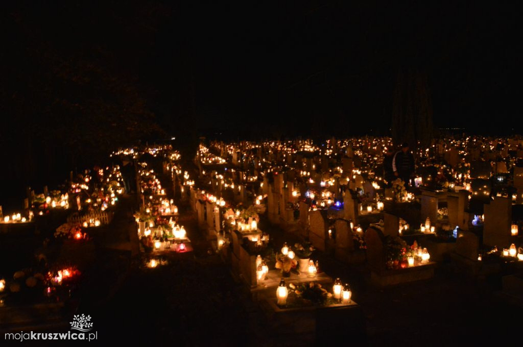 Kruszwicki cmentarz nocą