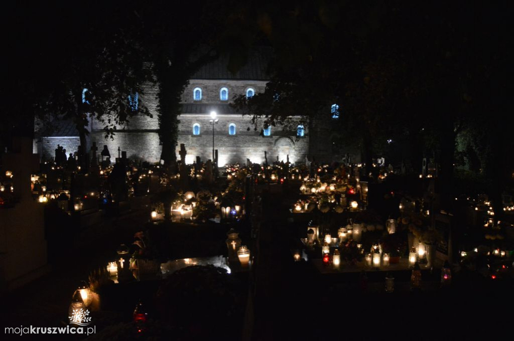 Kruszwicki cmentarz nocą