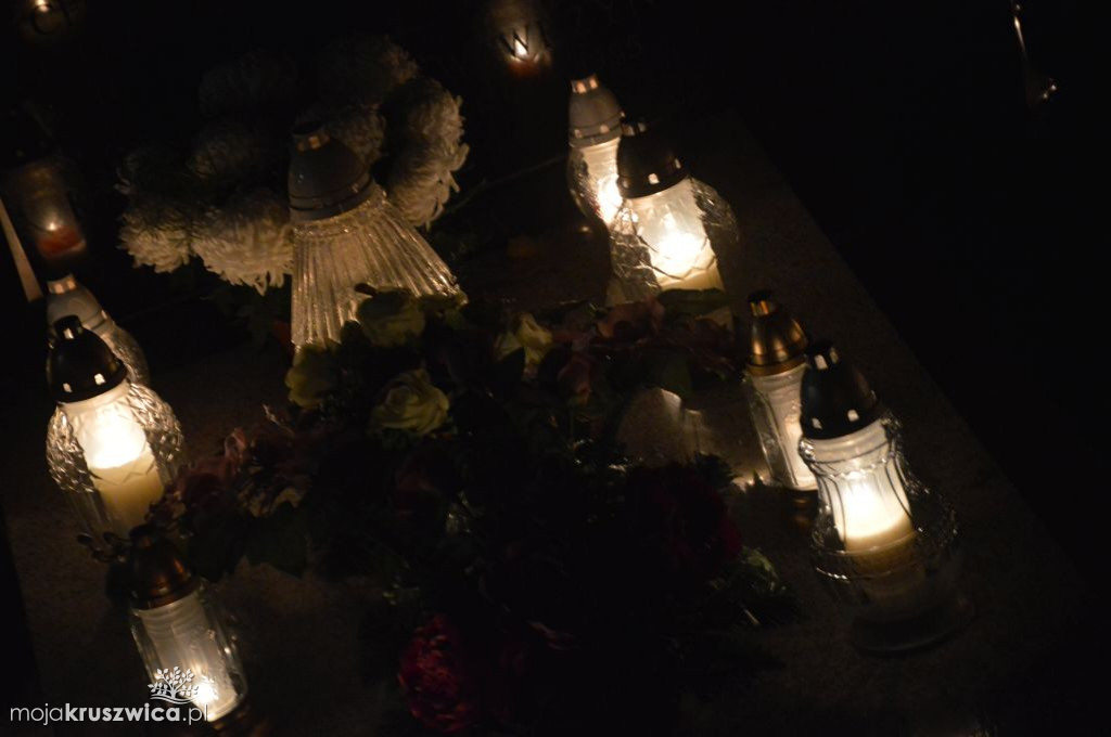 Kruszwicki cmentarz nocą