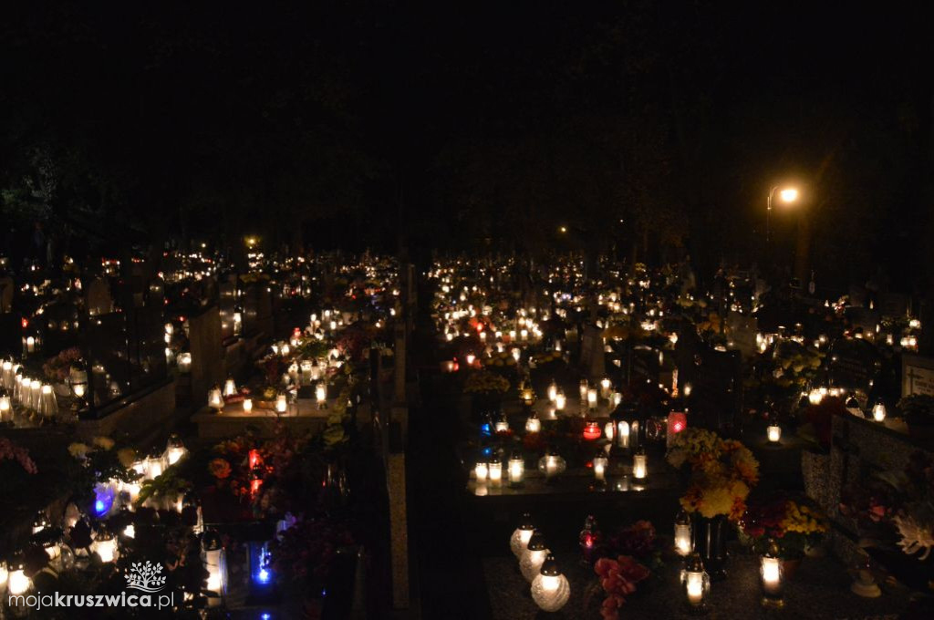 Kruszwicki cmentarz nocą