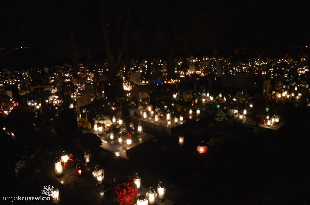 Kruszwicki cmentarz nocą