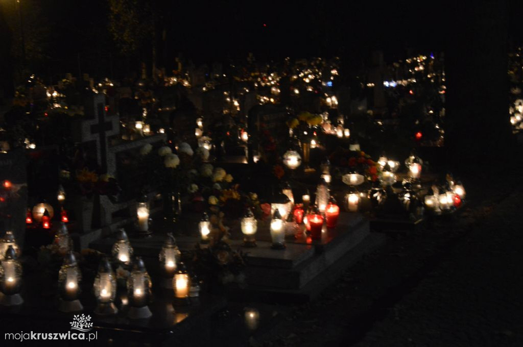 Kruszwicki cmentarz nocą