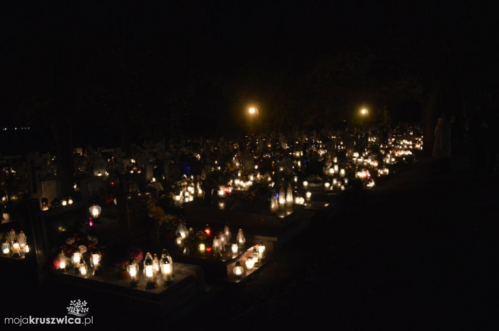 Kruszwicki cmentarz nocą