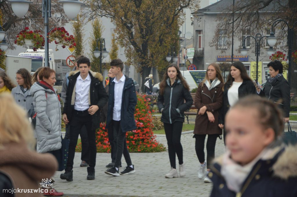 Wspólne śpiewanie Hymnu na Rynku