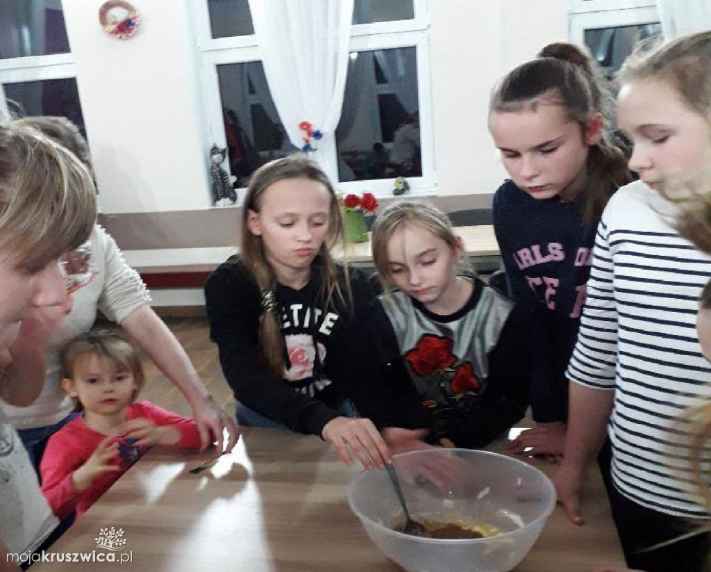 Piekli pierniki w Świetlicy w Chełmcach