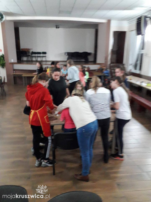 Piekli pierniki w Świetlicy w Chełmcach