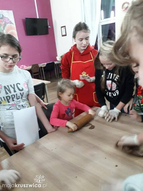 Piekli pierniki w Świetlicy w Chełmcach