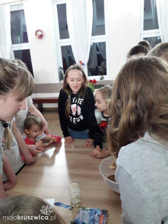 Piekli pierniki w Świetlicy w Chełmcach