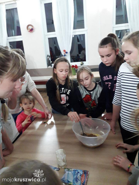 Piekli pierniki w Świetlicy w Chełmcach