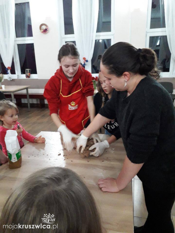 Piekli pierniki w Świetlicy w Chełmcach