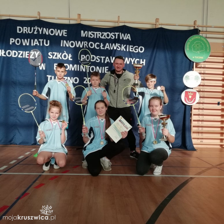 Uczniowie z czterema złotymi medalami