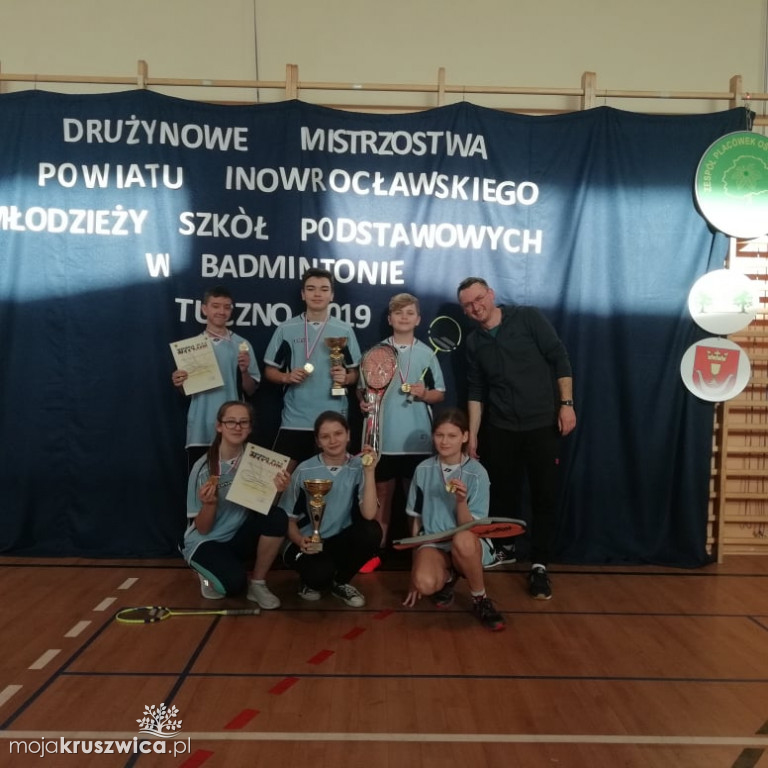 Uczniowie z czterema złotymi medalami