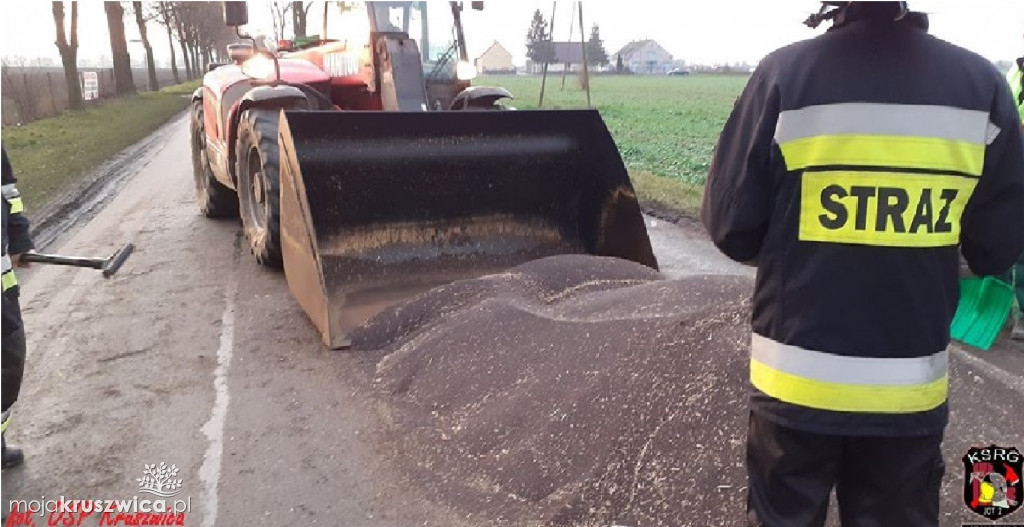 Na drodze wojewódzkiej rozsypały się 4 tony rzepaku