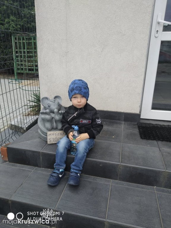 Mały Olek zauroczył się myszką stópką